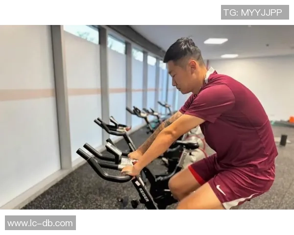 弗拉格因左脚踝扭伤缺席比赛现场观赛与库班同坐展现球队团结精神